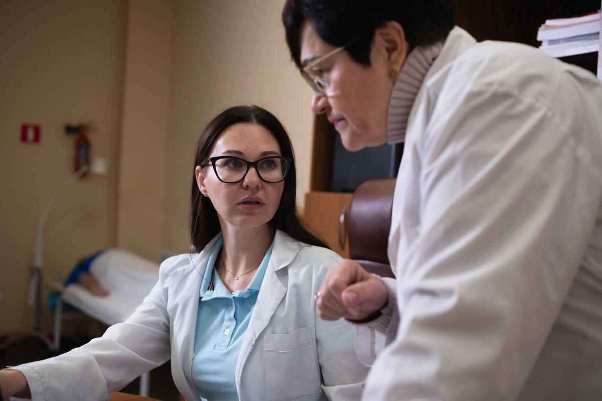 Doctores consultando en oficina médica